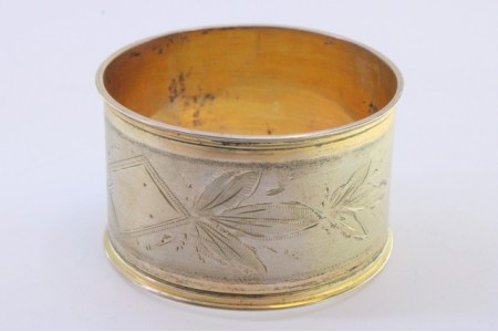 Argola de guardanapo em prata dourada com relevos de flores